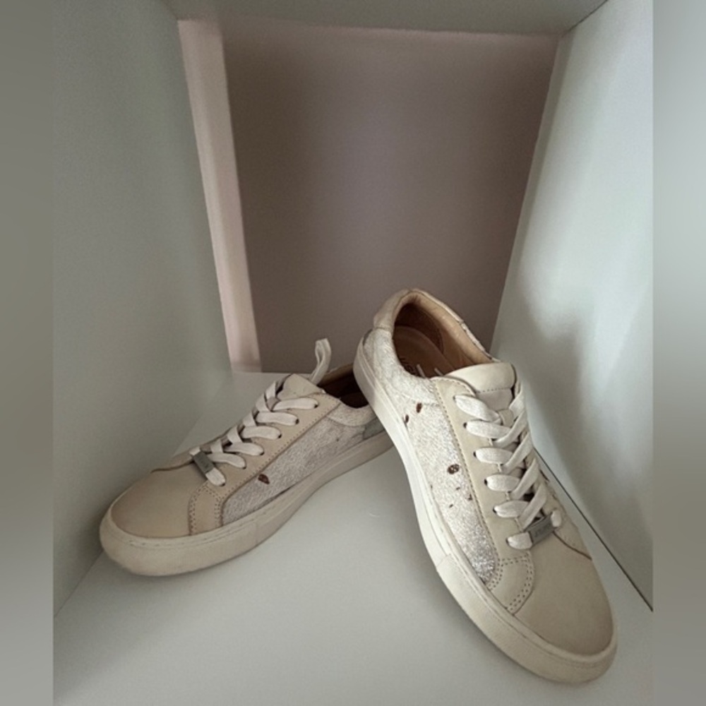 J‎ /SLIDES Women's Cream Sneakers